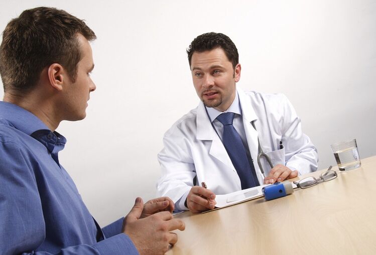 Unha consulta do médico antes dunha operación para aumentar un membro